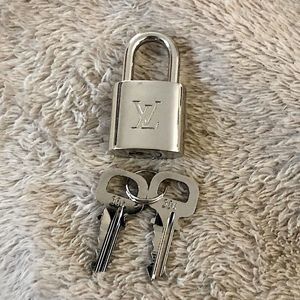 LOUIS VUITTON Palladium Lock and Key Silver Padlock Rare LV #304
